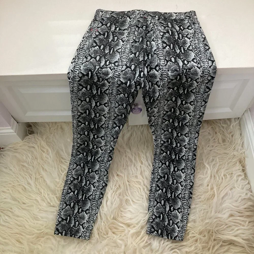 Alice and Olivia Good High Rise Skinny Jeans in Snake - Picture 9 of 13